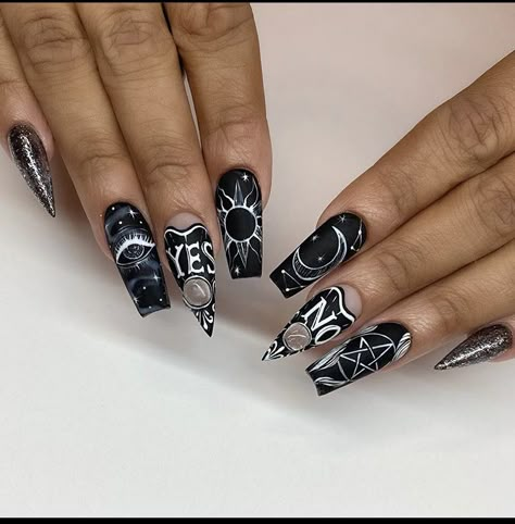 Esoteric Nail Art, Crystal Themed Nails, Quija Board Nails, Cute Witch Nails, Black Witchy Nail Designs, Oujia Board Nails, Tarot Card Nail Art, Occult Nail Art, Ouji Board Nails