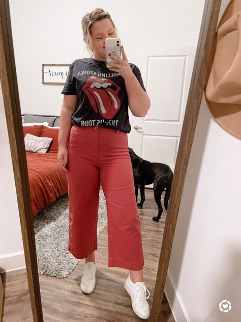 Wide Leg Pants Graphic Tee Outfit, Graphic Tee And Trousers Outfit, Maroon Pants, Trouser Outfit, Graphic Tee Outfits, Printed Wide Leg Pants, Colored Pants, Tshirt Outfits, Pants Pattern