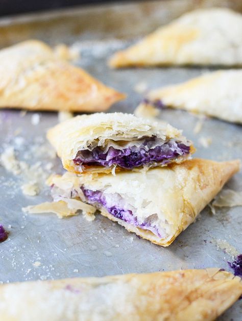 Blueberry Phyllo Dough Turnovers 15 Creative Desserts You Can Make With Phyllo Dough Phylo Pastry Recipes, Philo Pastry, Philo Dough, Blueberry Turnovers, Filo Pastry Recipes, Phyllo Dough Recipes, Phyllo Recipes, Pastries Recipes Dessert, Turnover Recipes