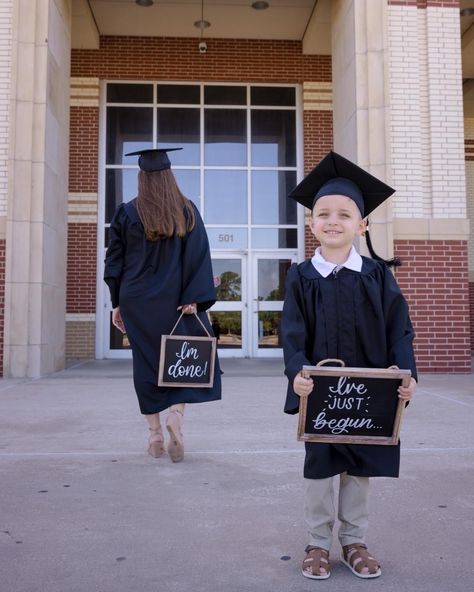 Kinder And High School Grad Pics, Kindergarten And Senior Graduation, Mom Son Graduation Photos, 2nd Grade Photo Shoot Ideas, Kindergarten And High School Graduation Pictures, Senior And Kindergarten Graduation, Graduation Pictures With Younger Sibling, Graduation Picture With Family, Kindergarten Cap And Gown Picture Ideas