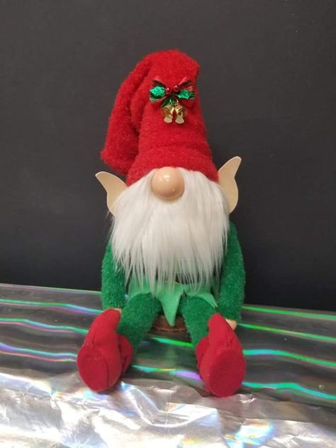 Gnome Sayings, Grinch Diy, Božićni Ukrasi, Gnome Ideas, Gnome Crafts, Elf Christmas Decorations, Elf Gnome, Needle Felted Christmas, Christmas Holiday Decor