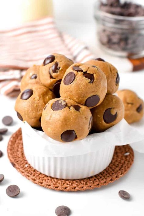 These Cookie Dough Protein Balls are easy no-bake healthy snacks packed with plant-based proteins from nut butter and protein powder. Plus, these are vegan, gluten-free, and dairy-free. Cookie Dough Protein Balls, High Protein Snack Recipes, Healthy Snack Packs, Cookie Dough Protein, Cookie Dough Filling, Bake Healthy, Vegan Protein Recipes, Low Carb Flour, Protein Balls