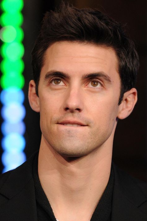 Even with no facial hair, still kinda hot 🤷🏽‍♀️💦 American Actors Male, Milo Ventimiglia Gilmore Girls, Native American Actors, Jess Mariano, Milo Ventimiglia, Actrices Hollywood, The Perfect Guy, Gilmore Girls, American Actors