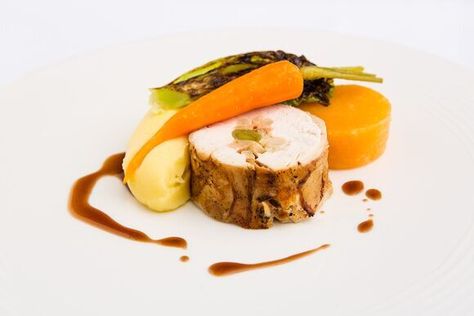 Chicken Ballotine Fine Dining, Chicken Roulade Fine Dining, Chicken Supreme Fine Dining, Chicken Ballotine Plating, Fine Dining Recipes Main Courses Chicken, Chicken Main Course Fine Dining, Chicken Roulade Plating Fine Dining, Fine Dining Food Plating, Roulade Plating