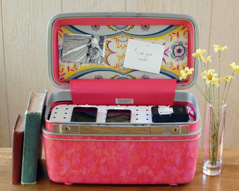 Easily conceal charging cords within a train case by balancing devices atop a custom-sized pegboard plank. Diy Suitcase, Vintage Train Case, Old Suitcases, Vintage Suitcases, Vintage Suitcase, Vintage Luggage, Train Case, Vintage Train, Design Sponge