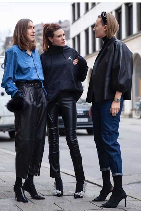 Leder Shorts Outfit, Leather Trousers Outfit, Mode Gossip Girl, Lederhosen Outfit, Black Leather Pants, Looks Street Style, Winter Mode, 가을 패션, Looks Style