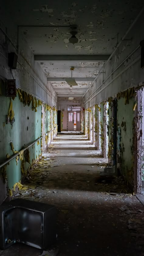 Abandoned Mental Asylum, Dystopian Hospital, Abandoned Asylums Psychiatric Hospital, Abonded Hospitals, Abandoned Hospital Creepy, Abandoned Wallpaper, Abandon Hospital, Creepy Hospital, Hospital Aesthetic