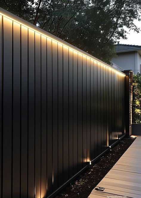 30 Gorgeous Black Fence Ideas to Boost Your Home’s Curb Appeal 39 Black Vinyl Fencing, Modern Fence Design Metal, Black Fence Ideas, Black Fences, Modern Fences, Modern Wood Fence, Black Fence, Concrete Fence, Front Fence