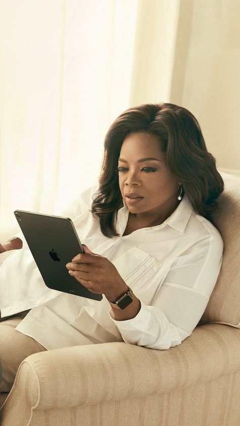 Oprah Winfrey Aesthetic, Young Oprah, Sag Rising, Oprah Winfrey Books, Running Books, Elaine Welteroth, Apple Aesthetic, Oprah Winfrey Show, Oprahs Book Club