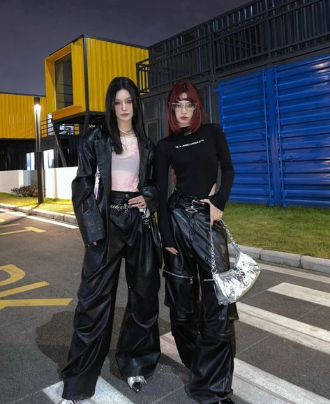 @jizifanfan on ig Asian Cyberpunk Fashion, Jizifanfan Outfits, Acubi Fits, Fashion Chinese, Rich Fashion, Cyberpunk Fashion, Asian Street Style, 2000s Fashion Outfits, Girl Fits