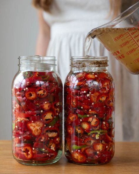 Pouring a brine into sliced peppers in order to make fermented peppers. Vegan Canning, Fermented Peppers, Preserve Peppers, Pickled Pepper Recipe, Canning Peppers, Fermented Veggies, Lime Recipes, Fermented Vegetables, Dehydrated Fruit