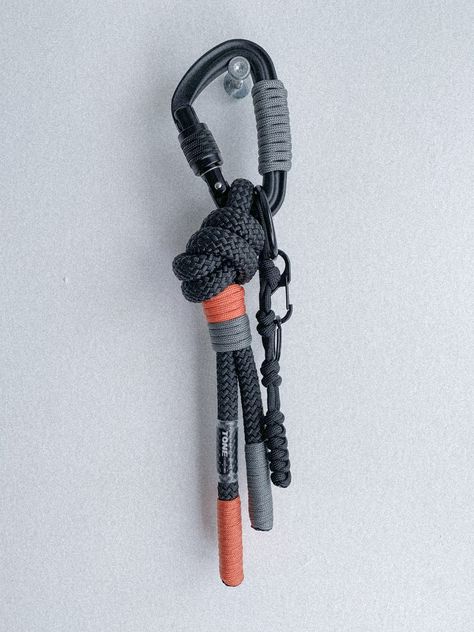 Carabiner Aesthetic, Paracord Keychain Diy, Paracord Bag, 550 Cord Projects, Keychain Paracord, Paracord Diy, Paracord Tutorial, Paracord Beads, Paracord Keychain