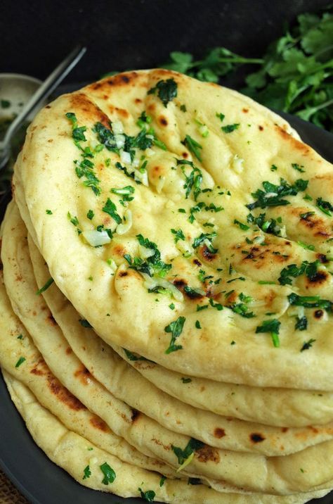 Naan Bread Vegan, Indian Naan, Garlic Naan Recipe, Bread Uses, Naan Pizza Recipes, Pakistan Food, Indian Flatbread, Recipes With Naan Bread, Bread Dishes