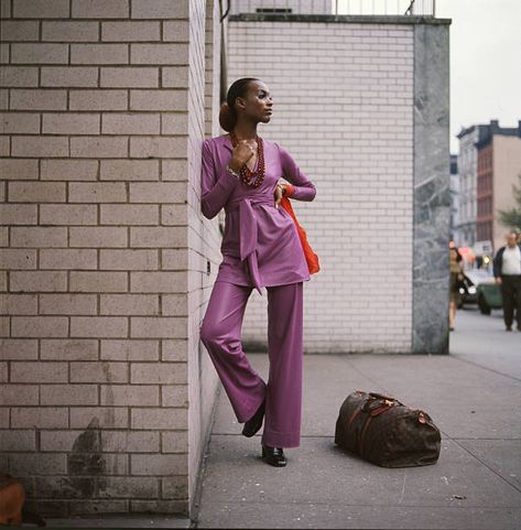 Naomi Sims Pictures and Photos - Getty Images Naomi Sims, Catwoman Poison Ivy, 70s Black Women, 60s Models, New York Summer, Fashion Decades, Earth Mother, Purple Pants, Model Call