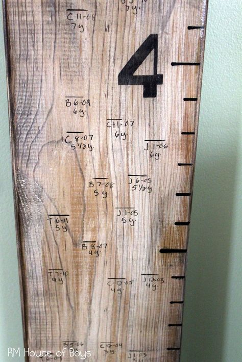 It seems like almost everyone is making a knock-off Pottery Barn measuring ruler.     And I have jumped on the band wagon.   So glad I did... Height Chart Diy, Growth Charts Diy, Wooden Ruler Growth Chart, Kids Woodworking Projects, Growth Ruler, Growth Chart Wood, Wooden Growth Chart, Kids Growth Chart, Growth Charts