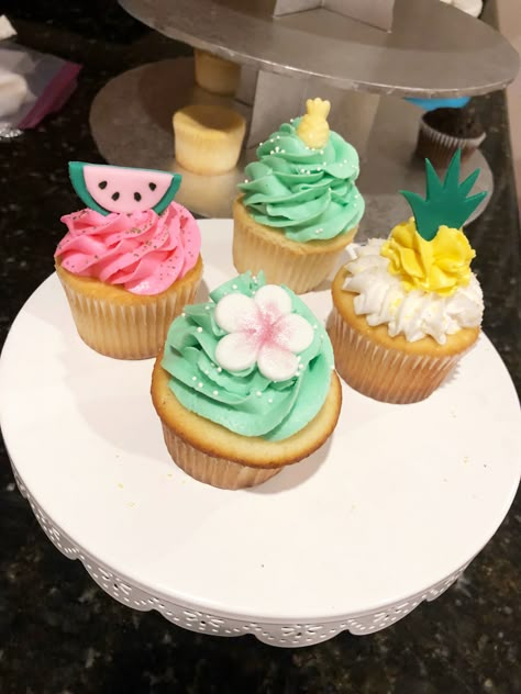 Tropical themed cupcakes made by Play Date Cupcakes in Hawaii. Tropical Decorated Cupcakes, Tropical Party Cupcakes, Summery Cupcake Ideas, Hawaii Themed Cupcakes, Tropical Birthday Cupcakes, Hawaii Cupcakes Ideas, Cupcakes Summer Theme, Hawaiian Themed Cupcakes, Tropical Cupcakes Decoration