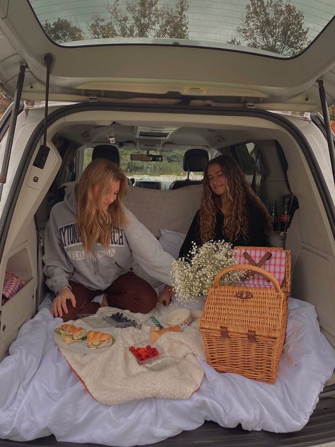 Trunk Picnic Date, Road Trip Pictures, Road Trip Must Haves, Fun Summer Bucket List, Diy Backyard Movie, Van Road Trip, Picnic Date Outfits, Car Picnic, Trip Pictures