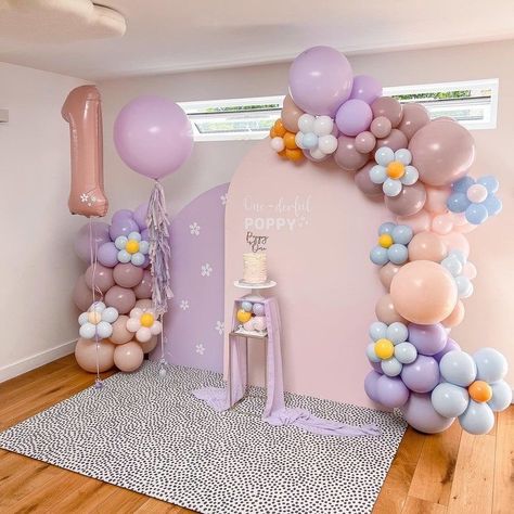 Daisy Balloon Arch, Flower Balloons Diy, First Birthday Balloons, Flower Birthday Party, 1st Birthday Girl Decorations, Balloon Arch Kit, Baby Birthday Decorations, Daisy Party