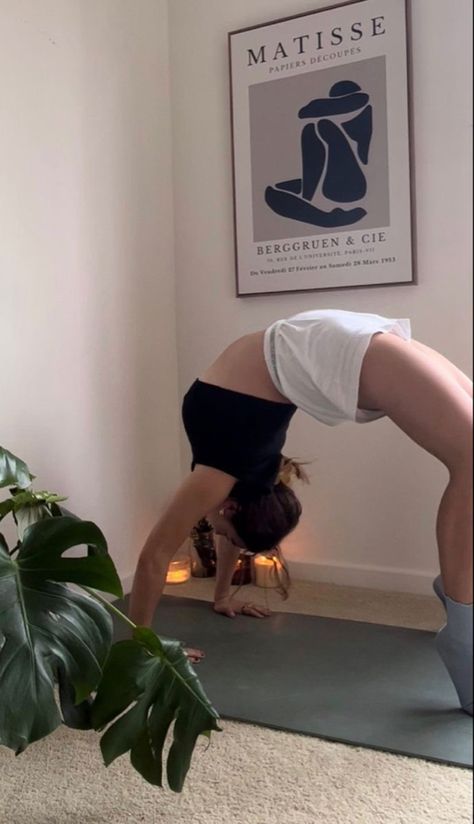 Woman doing a yoga pose on a yoga mat next to a plant and candles Yoga Inspo Aesthetic, Dancing In Room Aesthetic, Dancing In My Room Aesthetic, Healthy Girl Lifestyle Aesthetic, Yoga Aesthetics, Yoga Aesthetic Inspiration, Mode Indie, Yoga Handstand, Yoga Aesthetic