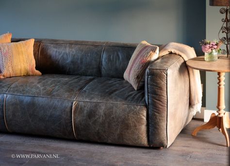 Bachelor Pad Decor, Couch Sets, Sofa Couch Design, Leather Couches Living Room, Modular Sofa Design, Best Leather Sofa, Bedroom Nook, Leather Sofa Living Room, Vintage Bank