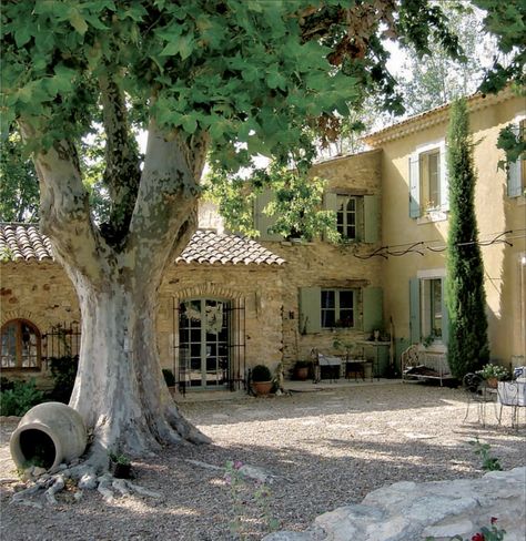 Modern Provence House, Provence Style House, French Provence House, Provence House Interior, Homes In Provence France, Provence Homes Exterior, French House Interior Provence France, Provence Interior Design, Provencal Kitchen