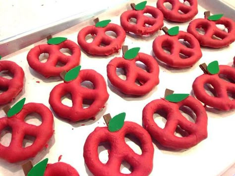 Apple Pretzels, Kindergarten Party, Diy Apple, Apple Activities, Snow White Party, Back To School Party, School Treats, Apple Theme, Kindergarten Teacher