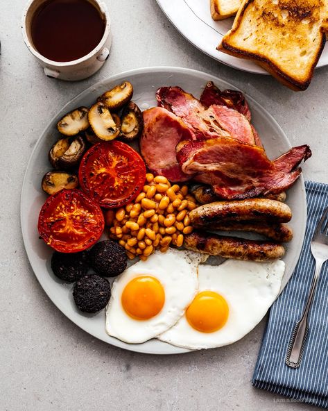 How to make a full english breakfast | www.iamafoodblog.com Uk Breakfast Ideas, Full English Breakfast Ideas, Full Breakfast Ideas, Cafe Breakfast Ideas, English Breakfast Ideas, English Breakfast Recipe, Full English Breakfast Recipe, English Meals, Uk Breakfast