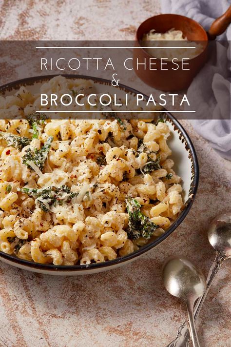 This simple ricotta cheese and broccoli pasta is the perfect quick weeknight dinner. A lighter, but still flavorful, version of traditional mac and cheese that’s made in under 30 minutes. Great for Meatless Mondays or as a side dish. Flavorful Mac And Cheese, Chicken With Sun Dried Tomatoes, Sausage And Pepper Pasta, Cheese And Broccoli Pasta, Mac And Cheese With Broccoli, Broccolini Pasta, Broccoli Mac And Cheese, Sausage And Peppers Pasta, Cheese And Broccoli