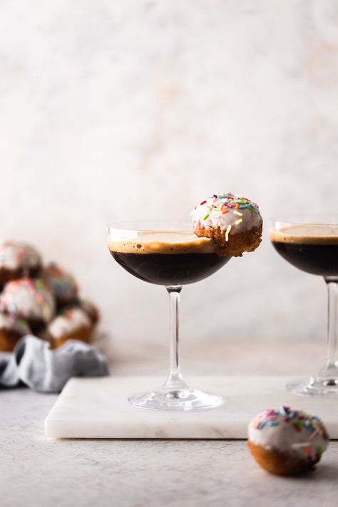 Frozen Espresso Martini, Coffee Panna Cotta, Dessert Cocktails, Coffee Vanilla, Caramel Mocha, Chocolate Curls, Coffee And Donuts, Brunch Cocktails, Easy Coffee