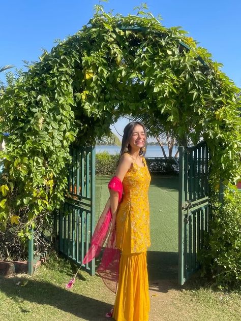 Haldi Outfit For Girl, Girly Saree Indian Weddings, Modest Haldi Outfits, Halfi Outfit For Girl, Haldi Traditional Outfit, Haldi Outfits Aesthetic, Sharara Pic Pose, Poses With Sharara, Haldi Inspo Outfit