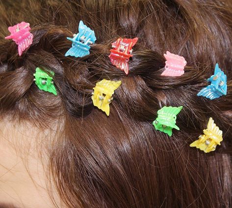 90s Fashion Accessories, Snap Clips Hairstyles, 90s Butterfly Hair Clips, Hair Clips 90s, 90s Accessories, Makeup Hacks Beauty Secrets, Clip Hairstyles, 90s Hairstyles, Butterfly Hair Clip