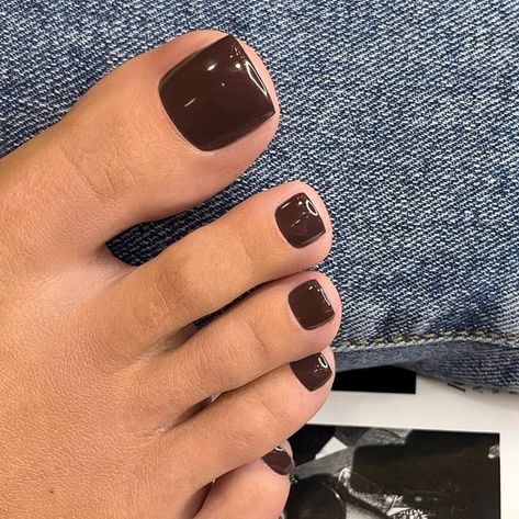 Brown Feet Pedicure, Brown Toes Acrylic, Chocolate Toenails, Kim Kardashian Pedicure, Pedicure Ideas Brown Skin, Pedicure Ideas Brown, Chocolate Brown Pedicure, Brown Pedicure Ideas Toenails, Brown Nails And Toes