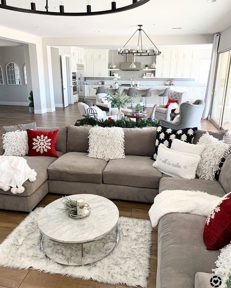 Modern Farmhouse Glam on Instagram: “A little sneak peek of the pops of Christmas red that I’ve been adding to our great room today!❤️🎅🏻🎄 I’ve been trying to get each area…” Christmas Couch Decor, Living Room Decor Ideas Cozy, Classic Christmas Tree Decorations, Room Decor Ideas Cozy, Christmas Sofa Decor, Winter Living Room Decor, Winter Decorating Ideas, Christmas Sofa, Grey Sofa Living Room