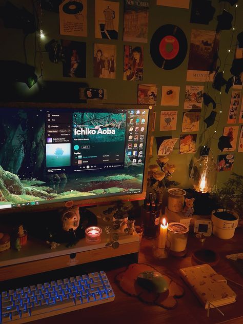 Room Decor Bedroom Gaming, Cosy Game Setup, Indie Gaming Setup, Grunge Gamer Aesthetic Room, Cottage Gaming Setup, Pretty Pc Setup, Cozy Pc Gaming Setup, Cute Gaming Desk Setup, Vintage Gaming Setup Aesthetic