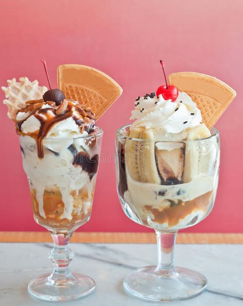 Banana Splits Sundae, Ice Cream Menu, Banana Split Dessert, Ice Cream Sundaes, Yummy Ice Cream, Ice Cream Desserts, Ice Cream Sundae, Banana Split, Cute Desserts