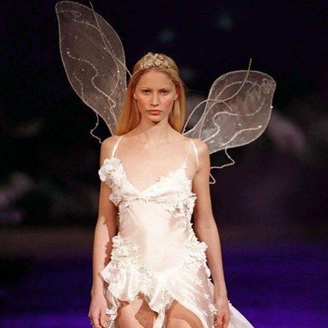 Victoria Secret Wings, Kirsty Hume, Vogue British, Victoria Secret Show, Original Supermodels, Vs Fashion Shows, Laetitia Casta, Victoria Secret Fashion, Victoria Secret Angels