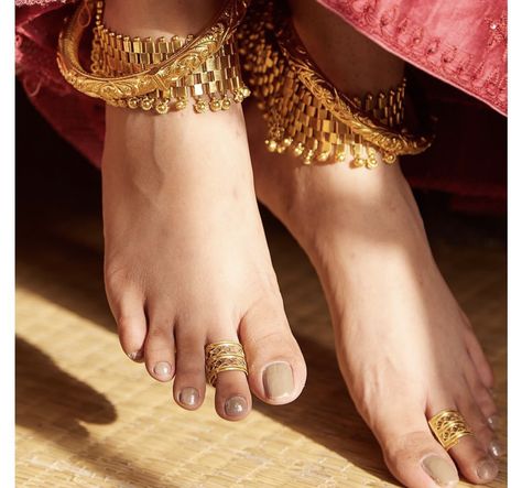 Payal Designs Gold, Payal Aesthetic, Gold Payal Design, Gold Jewelry Prom, Toe Ring Designs, Anklets Indian, Gold Toe Rings, Bridal Anklet, Neck Pieces Jewelry