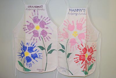 mother's day handprint aprons, made by the kids this year! Mother’s Day Gift Apron, Hand Print Apron, Mother’s Day Apron Craft, Mothers Day Apron Ideas, Apron Handprint Craft, Handprint Apron For Grandma, Apron Craft For Kids, Handprint Apron, Kids Apron Craft