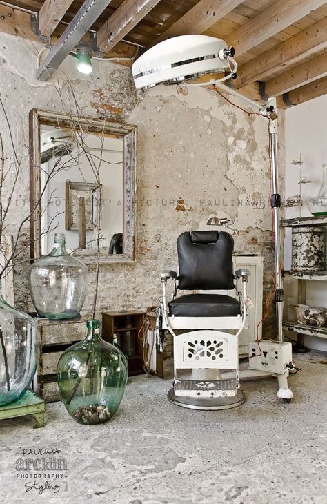 Barber Chair Vintage, Salon Interior Design Ideas, Vintage Hair Salons, Nail Salon Interior Design, Beauty Salon Interior Design, Shabby Chic Painting, Hair Salon Design, Interior Design Pictures, Hair Salon Interior