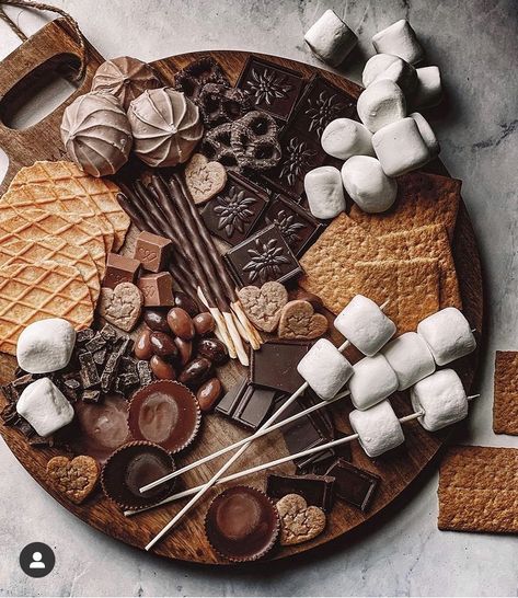 National Chocolate Day, Pyjamas Party, Charcuterie Inspiration, Food Boards, S'mores Bar, Party Food Platters, Chocolate Day, Charcuterie Recipes, Summer Gathering