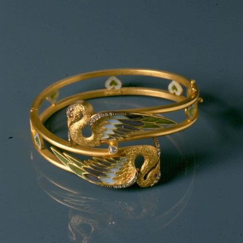 Art Nouveau Club on Instagram: “🦢 Bracelet with swans, ca.1903. Gold, translucent plique-à-jour enamel, diamonds and rubies. 📷 Col·lecció Bagués-Masriera © Ramon Manent…” Art Nouveau Engagement Ring, Swan Jewelry, Swan Love, Art Nouveau Design, Diamonds And Gold, Swans, Gold Jewelry Fashion, Wrap Bracelet, Citrine