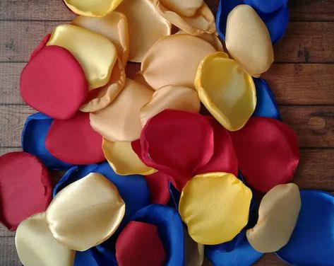 Beauty And The Beast Wedding Theme, Bridal Shower Table Decorations, Beauty And Beast Wedding, Deco Disney, Flower Girl Petals, Beauty And The Beast Theme, Beauty And Beast, Beauty And The Beast Party, Bridal Shower Tables