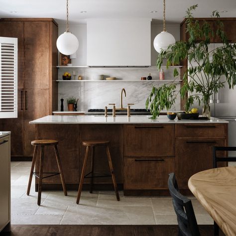 This Earthy Eat-In Kitchen in Montreal Was Designed for Multigenerational Meals | Architectural Digest Dark Stain Kitchen Cabinets, Wooden Kitchen Ideas, Earthy Kitchen, Homes In Italy, Aesthetic Interior, Minimalist Apartment, Mid Century Kitchen, Outdoor Sconces, Old Kitchen