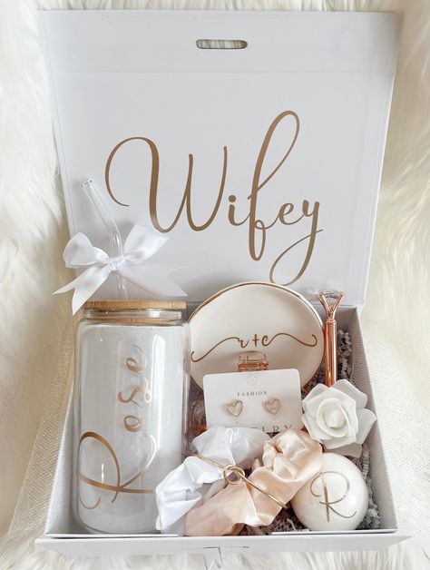 �🤍 Bridal Gift Box 🤍 Give your Bride to Be Bestie this beautifully customized gift box to celebrate all things wedding! What better way to show your love than to give a personalized gift box with goodies inside!  We offer various monogrammed styles to fit your needs.  🌟Color themes available in Pink, Light Blue, Lilac, Sage, Merlot, & Champagne 🌟Vinyl is available in Gold, Rose Gold, Silver, & White for the customization of name of box & cup. DETAILS OF EACH BOX: (Please note size) ▶ Box Colo Personalized Bridal Gifts, Bridal Gift Box, Bridal Proposal, Custom Engagement Gifts, Engagement Box, Engagement Gift Boxes, Wedding Notes, Ribbon White, Crinkle Paper