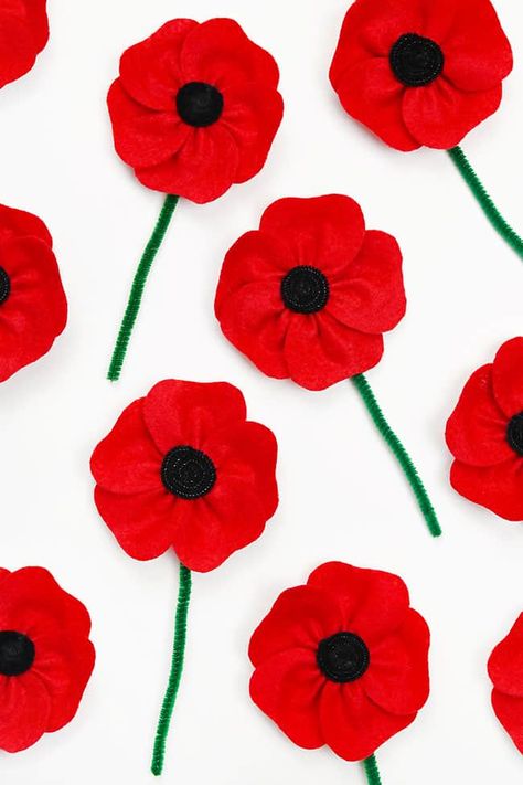 Diy Poppies, Simple Felt Flowers, Felt Poppies, Poppy Template, Felt Poppy, Poppy Tutorial, Craft For Beginners, Poppy Craft, Pipe Cleaner Crafts