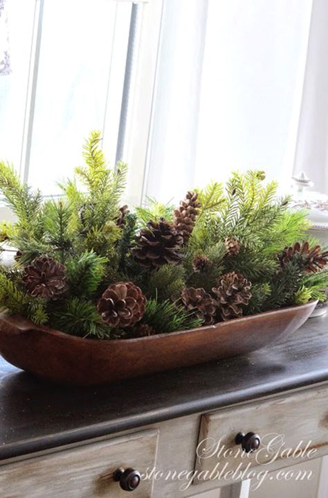 Pinecones and Greens Arrangement Stone Gable, Natal Country, Natal Natural, Weeks Until Christmas, Diy Christmas Decorations Easy, Natural Christmas, Christmas Greenery, Dough Bowl, Easy Christmas Diy