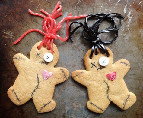 voodoo doll gingerbread men Easy Vegan Baking, Halloween Bff, Halloween Bakes, Bread Desserts, Comfort Food Meals, Gingerbread Dough, Doll Cookies, Black Food Coloring, Party Spread