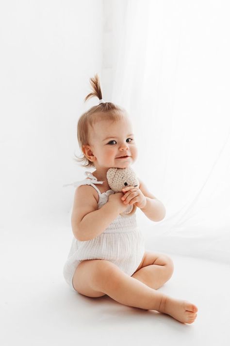 Baby Birthday Photoshoot, 1st Birthday Pictures, Baby Layouts, Milestone Pictures, Baby Event, Toddler Photos, 1st Birthday Photos, Smash Cake Photoshoot, Minimalist Baby