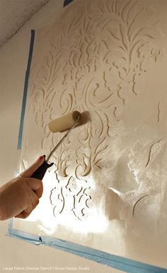 Damask Wall Stencils, Damask Wall, Hantverk Diy, Wallpaper Stencil, Faux Painting, Diy Headboard, Stencil Patterns, Hur Man Målar, Damask Wallpaper