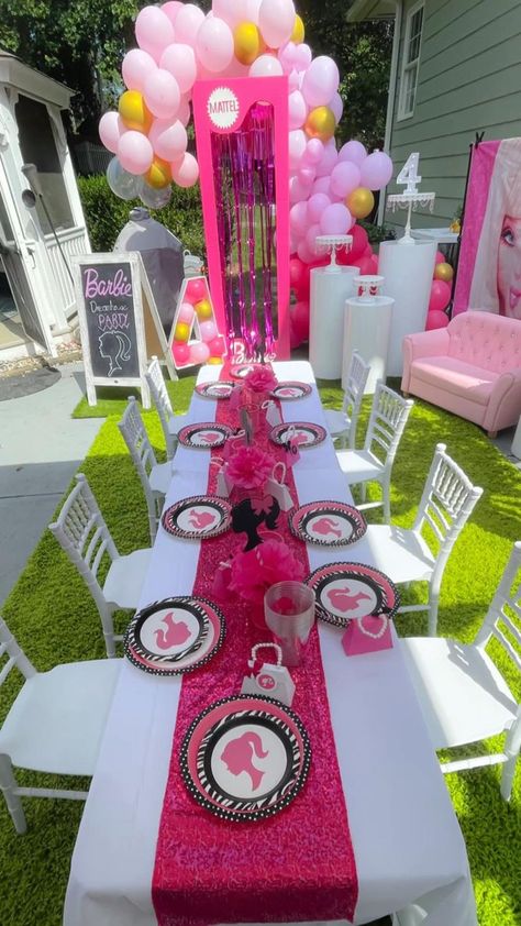 Birthday Party Barbie Theme, Girls Barbie Birthday Party, Birthday Party Barbie, Barbie Decorations, Suprise Birthday, Barbie Party Decorations, Barbie Theme Party, Barbie Birthday Party